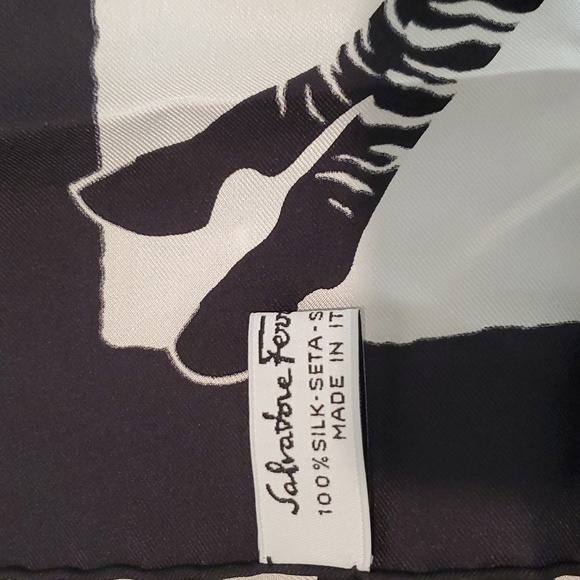 New salvatore Ferragamo silk scarf animal print - Picture 5 of 7